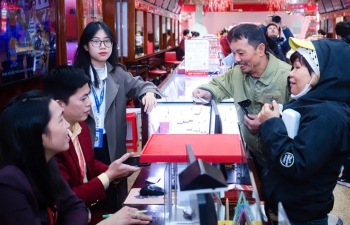 Giá vàng tăng cực mạnh, người dân vẫn xếp hàng mua