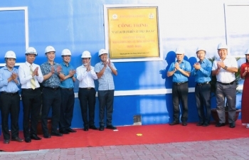EVNHCMC gắn biển công trình điện mừng 50 năm Giải phóng miền Nam