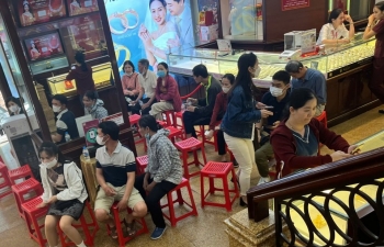 Người dân xếp hàng mua vàng, dù cửa hàng bán 'nhỏ giọt'