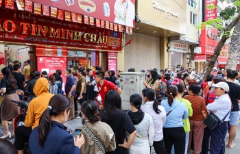 Ham lợi nhuận, khách bán vàng ‘trao tay’ trước cửa tiệm