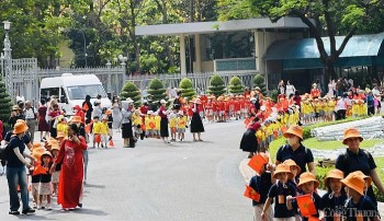 TP. Hồ Chí Minh: Áo cờ đỏ, sao vàng hút khách dịp lễ 30/4
