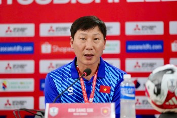 HLV Kim Sang Sik gặp khó về lực lượng nhân sự trước trận gặp Man Utd