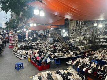 Hàng giả ngập chợ Nhà Xanh, chủ hộ ‘né’ đăng ký kinh doanh