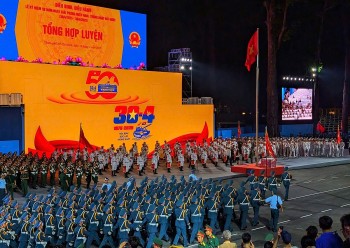 Thấy gì khi giới trẻ háo hức trước giờ hợp luyện diễu binh lần 2?