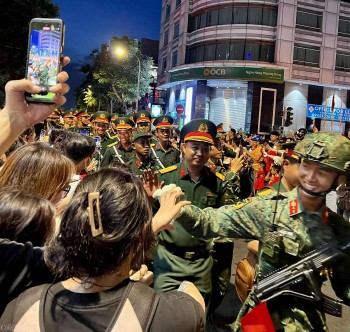 Biển người chào đón các chiến sĩ tham gia luyện diễu binh tối 22/4