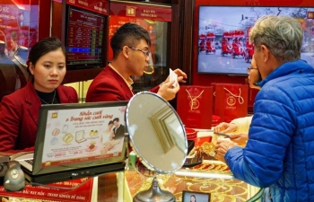 Giá vàng giảm mạnh, người dân vẫn chen nhau mua tích trữ