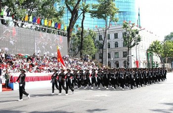 Hãy yêu nước bằng những việc làm nhỏ nhất như đừng xả rác khi dự đại lễ