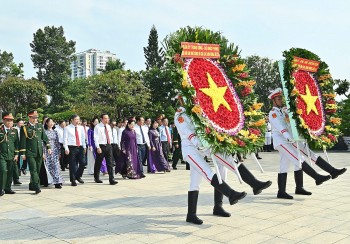 Lãnh đạo TP. Hồ Chí Minh dâng hương tưởng niệm Anh hùng liệt sĩ