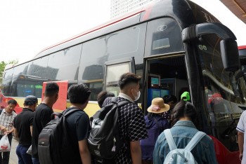 Dòng người chen chân xếp hàng lên xe về quê nghỉ lễ 30/4