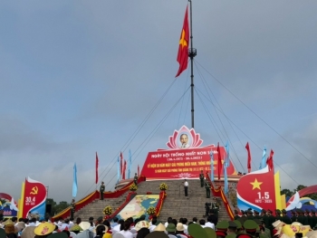 Thiêng liêng Lễ Thượng cờ 'Thống nhất non sông' tại Quảng Trị
