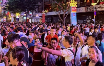 'Biển người' đổ về trung tâm TP. Hồ Chí Minh trong đêm hội 'Sắc màu Thành phố Bác'