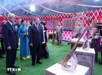 Tổng Bí thư Tô Lâm tham quan Làng Văn hóa Dân tộc Kazakhstan