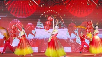 Đoàn nghệ thuật Ninh Ba mang nhiều tiết mục tới 'thành phố Cảng'