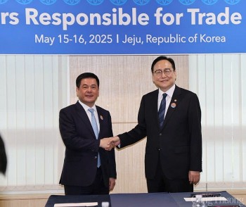 Bộ trưởng Nguyễn Hồng Diên làm việc với Bộ trưởng Thương mại Hàn Quốc tại APEC 2025