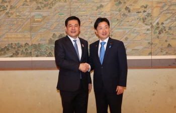 Bộ trưởng Nguyễn Hồng Diên làm việc với Bộ trưởng Văn phòng Nội các Nhật Bản bên lề MRT 31