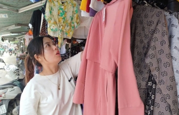 Áo chống nắng lên sàn, quầy chợ khuất bóng