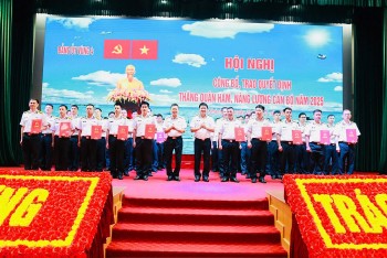 Vùng 4 thăng quân hàm trước niên hạn cho 333 quân nhân