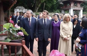 Tổng thống Pháp Emmanuel Macron thực hiện nghi lễ đánh trống Sấm khi thăm Văn Miếu