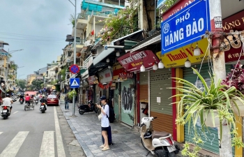 Phố cổ Hà Nội đìu hiu, không khí buôn bán trầm lắng