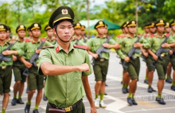 Nam sĩ quan Gìn giữ hòa bình 'vượt nắng gắt' trên thao trường tập luyện diễu binh