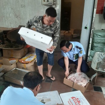 Quản lý thi trường Hà Nội: Xử phạt hộ kinh doanh thực phẩm nhập lậu, không rõ nguồn gốc