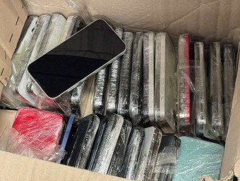 Thu giữ 112 điện thoại vận chuyển trái phép qua sân bay Nội Bài