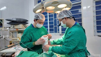 Bệnh viện Hữu nghị Việt Tiệp phẫu thuật nối thành công ca bệnh đứt rời bàn tay