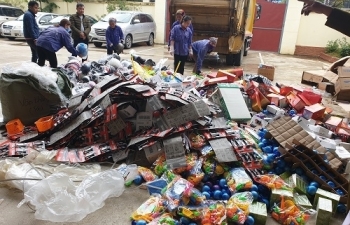 Đồ chơi trẻ em dày đặc chợ mạng