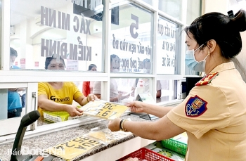 Để cấp đăng ký và biển số xe máy tại công an xã, người dân cần chuẩn bị gì?