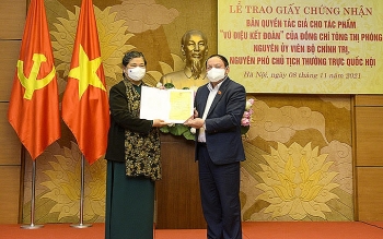 Trao chứng nhận bản quyền tác giả cho tác phẩm “Vũ điệu kết đoàn”