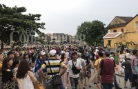 Du khách xếp hàng “check in” chụp ảnh ở Hội An