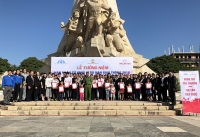 Prudential tặng hợp đồng bảo hiểm nhân thọ và học bổng đến các em trong gia đình là nạn nhân của tai nạn giao thông