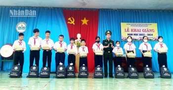 Bộ đội Biên phòng hỗ trợ 325 học sinh khu vực biên giới dịp năm học mới