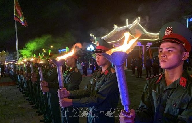 Thăm, tặng quà gia đình chính sách và thắp nến tri ân các anh hùng liệt sĩ