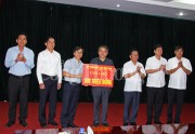 Tập đoàn Điện lực Việt Nam hỗ trợ 500 triệu đồng cho nhân dân bị lũ quét huyện Mường La