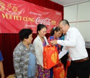 Coca-Cola trao quà Tết cho người nghèo