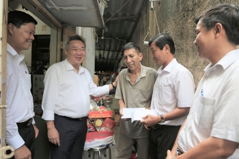 EVNHCMC chăm lo người lao động khó khăn