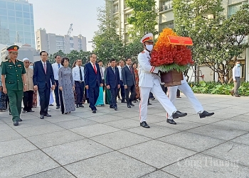 Lãnh đạo TP. Hồ Chí Minh dâng hương, dâng hoa tưởng niệm Chủ tịch Hồ Chí Minh