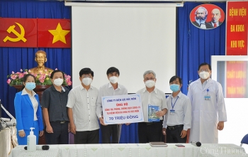 PC Hóc Môn ủng hộ ngành y tế phòng, chống dịch