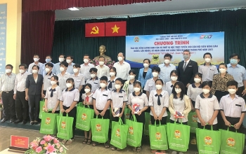 EVNHCMC trao thiết bị học trực tuyến cho học sinh nghèo