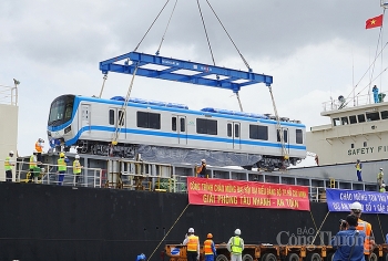 Đoàn tàu đầu tiên tuyến metro số 1 cập cảng TP. Hồ Chí Minh