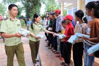 QLTT Đắk Lắk trao quà cho trẻ em dịp Tết Trung thu