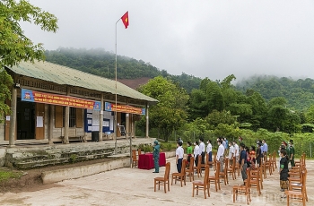 Cử tri dân tộc thiểu số ở miền núi, biên giới Nghệ An đi bỏ phiếu sớm