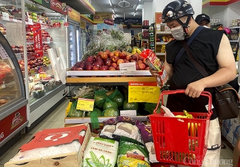 Nghệ An: Mua sắm trầm lắng trong ngày đầu thực hiện giãn cách xã hội