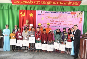 Ngành điện miền Trung: Tặng 100 suất quà cho gia đình khó khăn tại xã A Roàng