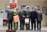 Hà Nội: Thăm hỏi các gia đình liệt sĩ, đoàn viên thanh niên công an dịp Tết Nguyên đán