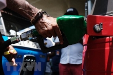 Giá dầu thế giới tăng khoảng 2 USD do lo ngại về nguồn cung