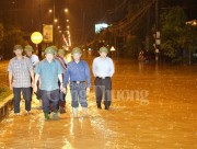 Phó Thủ tướng Trịnh Đình Dũng chỉ đạo khắc phục hậu quả lũ lụt ở miền Trung