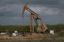 Giá dầu thị trường thế giới giao dịch ngược chiều phiên 2/11