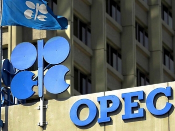 OPEC+ đồng ý tăng sản lượng, dầu giảm giá